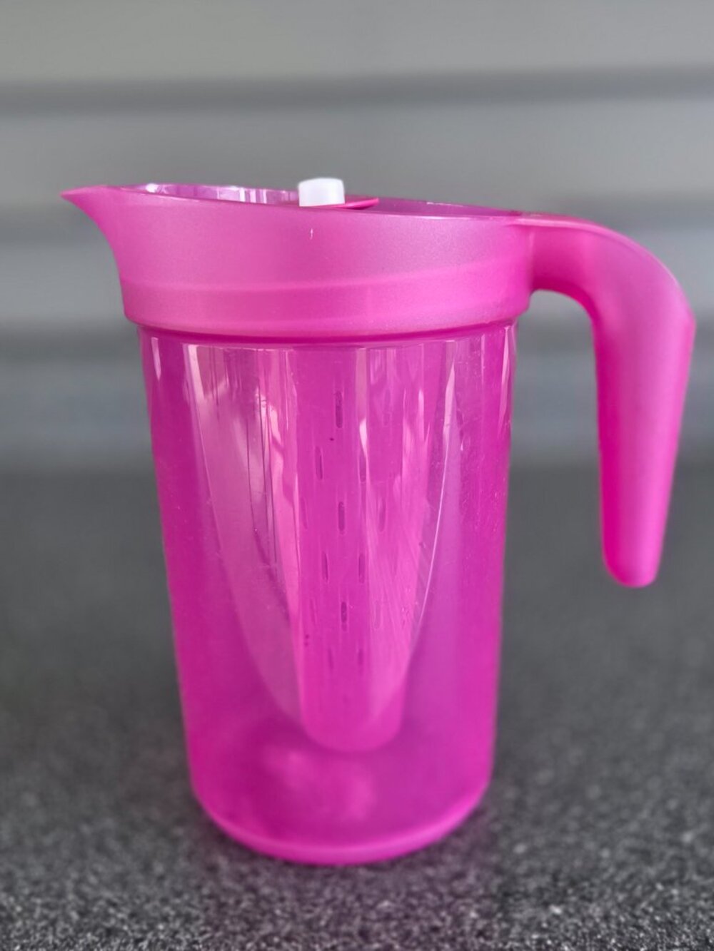 Tupperware Impressions 2qt Pitcher with Infuser Insert Raspberry Pink